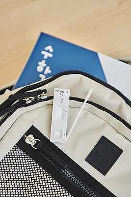 포토 JPG 책가방 실내 사람없음 수학 사회이슈 교과서 수학책 자가진단 코로나바이러스 진단키트 검진키트 검사면봉 델타변이바이러스 오미크론 신속항원검사 국내포토 컨셉 가방 교과목 의학 교재 내부 책 의료용품 바이러스 검사_조사 파일형식