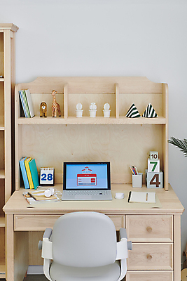 포토 JPG 의자 실내 사람없음 장식 노트북 헤드셋 공책 책상 오브젝트 연필꽂이 무선마우스 온라인강의 이러닝 홈스쿨 홈스쿨링 숫자블록 자기주도학습 스마트러닝 국내포토 교육 음향기기 가구 문구용품 내부 전자제품 학습 헤드폰 블록 마우스 강의 파일형식 언택트