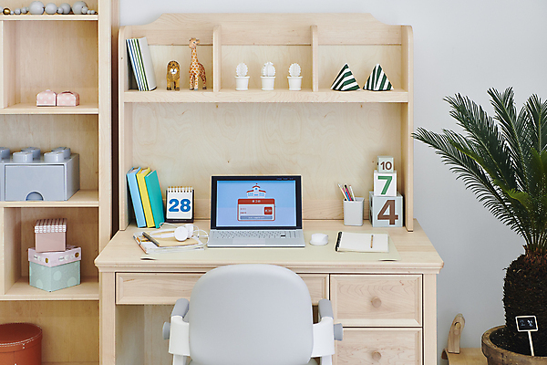 포토 JPG 화분 의자 실내 사람없음 장식 노트북 헤드셋 공책 책상 오브젝트 연필꽂이 온라인강의 이러닝 홈스쿨 홈스쿨링 숫자블록 자기주도학습 스마트러닝 국내포토 교육 음향기기 가구 문구용품 내부 전자제품 학습 헤드폰 블록 강의 파일형식 언택트