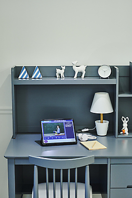 포토 JPG 의자 실내 사람없음 장식 태블릿 헤드셋 공책 스탠드 책상 오브젝트 탁상시계 온라인강의 이러닝 홈스쿨 홈스쿨링 자기주도학습 스마트러닝 국내포토 교육 시계 음향기기 가구 문구용품 조명 내부 전자제품 스마트기기 학습 헤드폰 강의 파일형식 언택트