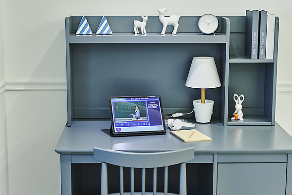 포토 JPG 의자 실내 사람없음 장식 태블릿 헤드셋 공책 스탠드 책상 오브젝트 탁상시계 온라인강의 이러닝 홈스쿨 홈스쿨링 자기주도학습 스마트러닝 국내포토 교육 시계 음향기기 가구 문구용품 조명 내부 전자제품 스마트기기 학습 헤드폰 강의 파일형식 언택트