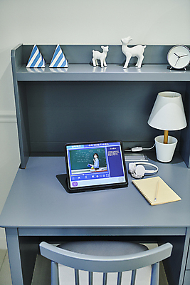 포토 JPG 의자 실내 사람없음 장식 태블릿 연필 헤드셋 공책 스탠드 책상 오브젝트 탁상시계 온라인강의 이러닝 홈스쿨 홈스쿨링 자기주도학습 스마트러닝 국내포토 교육 시계 음향기기 가구 문구용품 학용품 조명 내부 전자제품 스마트기기 학습 필기구 헤드폰 강의 파일형식 언택트