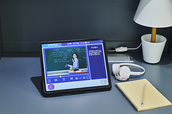 포토 JPG 실내 사람없음 태블릿 연필 헤드셋 공책 스탠드 책상 온라인강의 이러닝 홈스쿨 홈스쿨링 자기주도학습 스마트러닝 국내포토 교육 음향기기 가구 문구용품 학용품 조명 내부 전자제품 스마트기기 학습 필기구 헤드폰 강의 파일형식 언택트