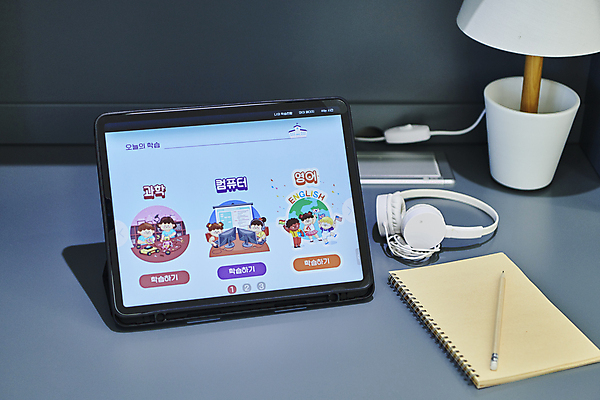 포토 JPG 교과목 실내 사람없음 태블릿 연필 헤드셋 공책 스탠드 책상 온라인강의 이러닝 홈스쿨 홈스쿨링 자기주도학습 스마트러닝 국내포토 교육 음향기기 가구 문구용품 학용품 조명 내부 전자제품 스마트기기 학습 필기구 헤드폰 강의 파일형식 언택트