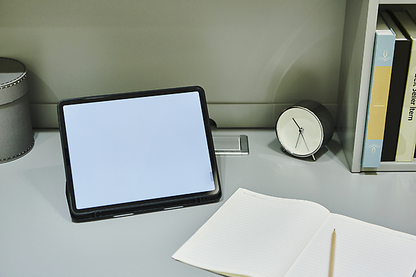 포토 JPG 실내 사람없음 책 태블릿 연필 공책 책상 탁상시계 온라인강의 이러닝 홈스쿨 홈스쿨링 목업 자기주도학습 스마트러닝 국내포토 교육 시계 가구 문구용품 학용품 내부 전자제품 스마트기기 학습 필기구 강의 파일형식 언택트