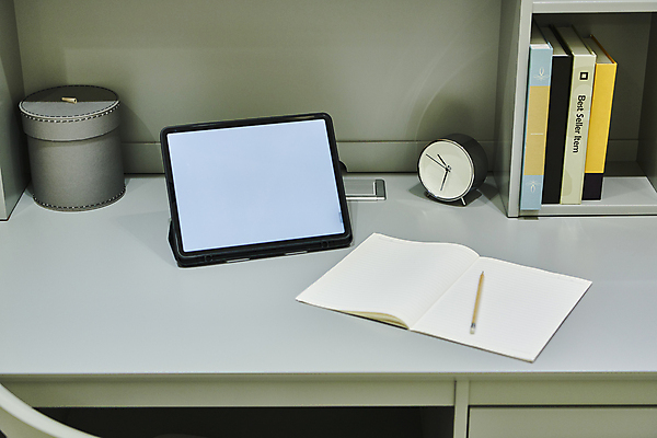 포토 JPG 실내 사람없음 책 태블릿 연필 공책 책상 탁상시계 온라인강의 이러닝 홈스쿨 홈스쿨링 목업 자기주도학습 스마트러닝 국내포토 교육 시계 가구 문구용품 학용품 내부 전자제품 스마트기기 학습 필기구 강의 파일형식 언택트