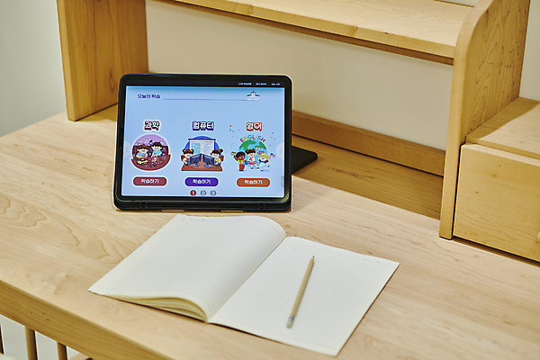 포토 JPG 교과목 실내 사람없음 태블릿 연필 공책 책상 온라인강의 이러닝 홈스쿨 홈스쿨링 자기주도학습 스마트러닝 국내포토 교육 가구 문구용품 학용품 내부 전자제품 스마트기기 학습 필기구 강의 파일형식 언택트