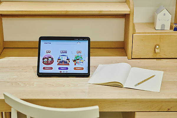 포토 JPG 교과목 실내 사람없음 태블릿 연필 공책 책상 온라인강의 이러닝 홈스쿨 홈스쿨링 자기주도학습 스마트러닝 국내포토 교육 가구 문구용품 학용품 내부 전자제품 스마트기기 학습 필기구 강의 파일형식 언택트