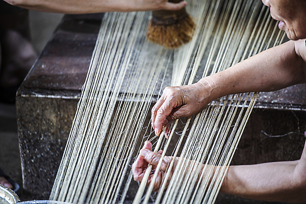 포토 JPG 손 노년 전통문화 재료 실내 들기 상반신 옆모습 신체부위 직물 붓 모시 만들기 전통문 매기 팔 국내여행 베틀 노인만 서천 국내포토 전통 문화 뷰포인트 여행 모션 사람 성인 내부 문 충청남도 농기구 성인만 파일형식
