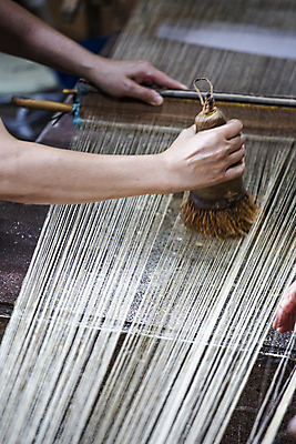 포토 JPG 손 전통문화 재료 실내 들기 신체부위 붓 모시 만들기 바르기 국내여행 베틀 서천 국내포토 전통 문화 여행 모션 사람 내부 직물 충청남도 농기구 파일형식