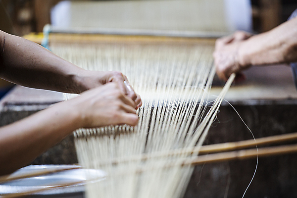 포토 JPG 손 전통문화 실내 아웃포커스 신체부위 잡기 소프트포커스 모시 국내여행 베틀 서천 국내포토 전통 문화 여행 모션 촬영기법 사람 내부 직물 충청남도 농기구 파일형식