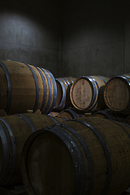 포토 JPG 검은배경 주류 실내 사람없음 저장 국내여행 보관창고 숙성 양조장 오크통 위스키 서천 국내포토 음료 여행 백그라운드 내부 검은색 충청남도 창고 파일형식