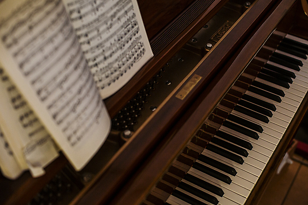 포토 JPG 악기 실내 사람없음 빈티지 피아노 소프트포커스 악보 감성 국내여행 서천 국내포토 음악 여행 컨셉 촬영기법 내부 건반악기 충청남도 파일형식