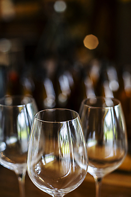 포토 JPG 와인잔 실내 사람없음 아웃포커스 와인 보케 빛망울 국내여행 서천 와이너리 국내포토 여행 술잔 주류 촬영기법 내부 빛 충청남도 양조장 파일형식