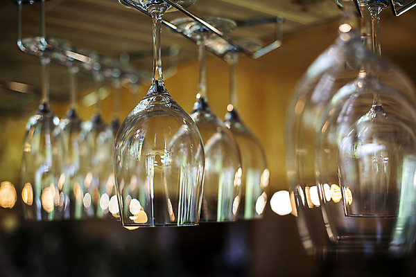 포토 JPG 와인잔 실내 사람없음 아웃포커스 와인 보관함 빛망울 국내여행 착시 착시효과 서천 와이너리 국내포토 여행 술잔 주류 촬영기법 내부 빛 충청남도 양조장 파일형식 효과