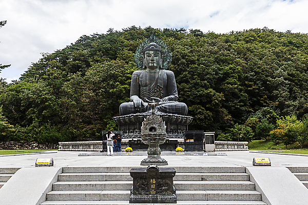 포토 JPG 주간 나무 전통문화 불교 사람 풍경 성인 야외 세명 여행객 숲 국내여행 신흥사 신흥사청동대불 좌불 청동불상 성인만 국내포토 자연요소 식물 전통 종교 문화 여행 사찰 불상 속초 파일형식