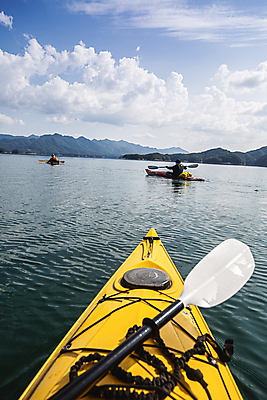 포토 JPG 주간 구름 남자 호수 자연 하늘 들기 풍경 성인 취미 야외 두명 뒷모습 레포츠 노 산등성이 카약 국내여행 충주호 성인남자만 국내포토 자연요소 뷰포인트 여행 모션 레저 산 사람 수상스포츠 생태계 충주 선박 남자만 성인만 파일형식