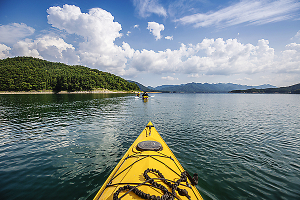 포토 JPG 주간 구름 자연 하늘 산 사람 풍경 취미 사람없음 야외 두명 뒷모습 레포츠 산등성이 카약 국내여행 충주호 국내포토 자연요소 호수 뷰포인트 여행 레저 수상스포츠 생태계 충주 파일형식