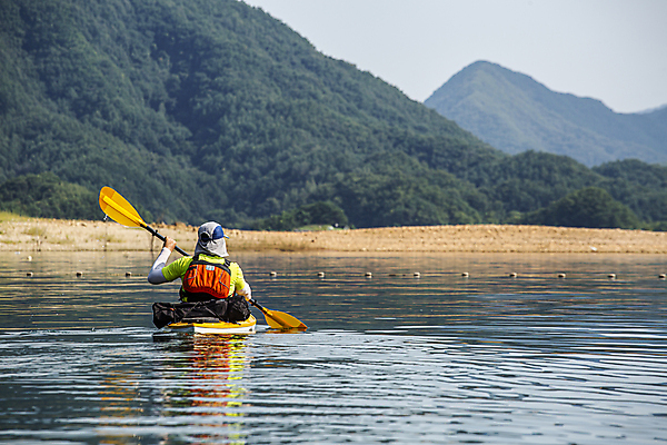 포토 JPG 주간 구름 남자 자연 하늘 한명 들기 풍경 상반신 성인 취미 야외 뒷모습 레포츠 승차 노 산등성이 카약 노젓기 국내여행 충주호 성인남자한명만 국내포토 자연요소 1 호수 뷰포인트 여행 모션 레저 산 사람 수상스포츠 생태계 충주 선박 남자한명만 성인남자만 파일형식