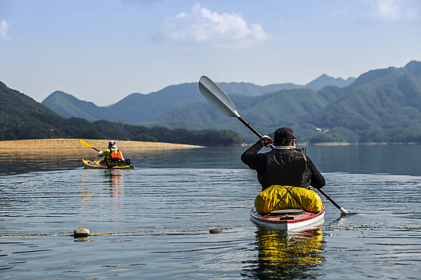 포토 JPG 주간 구름 남자 자연 하늘 산 들기 풍경 상반신 성인 취미 야외 두명 뒷모습 레포츠 승차 산등성이 카약 노젓기 국내여행 충주호 성인남자만 국내포토 자연요소 호수 뷰포인트 여행 모션 레저 사람 수상스포츠 생태계 충주 남자만 성인만 파일형식
