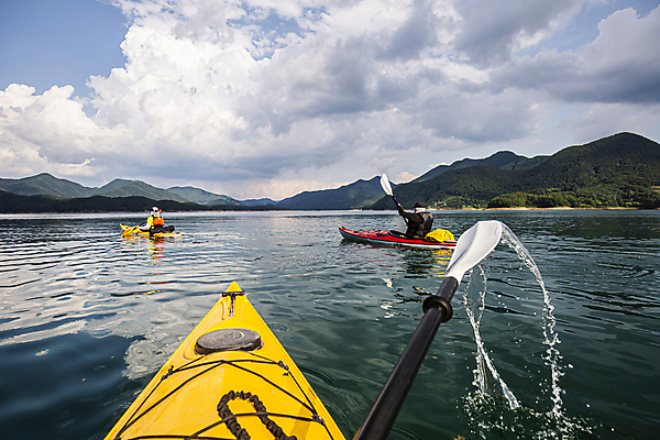 포토 JPG 주간 구름 남자 자연 하늘 산 풍경 성인 취미 야외 두명 레포츠 물방울 산등성이 카약 노젓기 국내여행 충주호 스플래쉬 성인남자만 국내포토 자연요소 호수 여행 모션 레저 사람 수상스포츠 생태계 충주 남자만 성인만 파일형식
