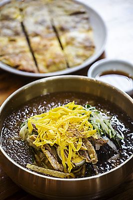 포토 JPG 접시 오이 실내 사람없음 아웃포커스 간장 종지 냉면 지단 국내여행 나무탁자 파전 진주시 국내포토 그릇 식기 한식 여행 채소 탁자 여름음식 촬영기법 내부 고명 양념 경상남도 부침개 파일형식