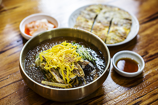 포토 JPG 접시 오이 실내 사람없음 아웃포커스 간장 종지 냉면 지단 국내여행 나무탁자 파전 진주시 국내포토 그릇 식기 한식 여행 채소 탁자 여름음식 촬영기법 내부 고명 양념 경상남도 부침개 파일형식