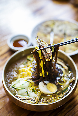 포토 JPG 젓가락 오이 실내 들기 사람없음 아웃포커스 간장 종지 냉면 삶은계란 지단 국내여행 나무탁자 젓가락질 파전 진주시 국내포토 그릇 한식 여행 채소 모션 탁자 여름음식 촬영기법 수저 손짓 내부 계란 고명 양념 계란요리 경상남도 부침개 파일형식