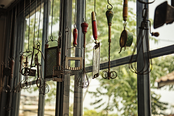 포토 JPG 주간 창문 주방용품 실내 매달리기 풍경 사람없음 아웃포커스 앤티크 소프트포커스 창가 일렬 거품기 창밖 감자칼 강판 국내포토 자연요소 생활용품 모션 촬영기법 내부 칼 파일형식