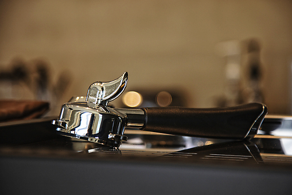 포토 JPG 실내 풍경 근접촬영 사람없음 아웃포커스 카페 보케 커피용품 포타필터 2025년 트렌드컬러 국내포토 모카무스 뷰포인트 컬러 촬영기법 내부 상점 연도 오브젝트 파일형식