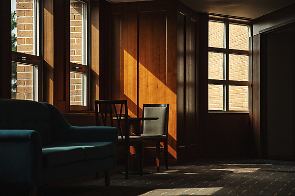 포토 JPG 의자 창문 호텔 휴식 실내 풍경 사람없음 소파 햇빛 어둠 고요 복도 분위기 국내포토 가구 컨셉 숙소 내부 태양 파일형식