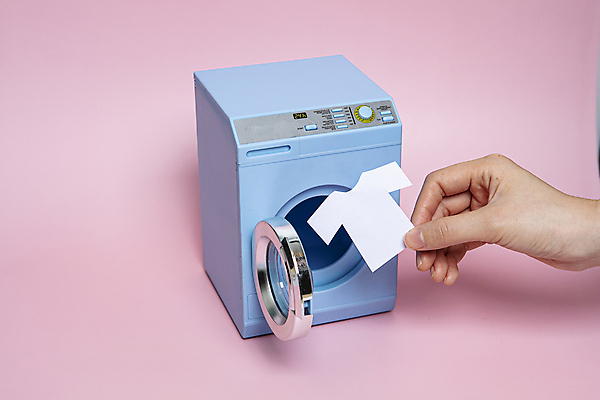 포토 JPG 손 종이 티셔츠 실내 신체부위 미니어처 잡기 빨래 드럼세탁기 옷세탁 분홍색배경 국내포토 분홍색 백그라운드 셔츠 가사 모션 사람 내부 모형 세탁기 파일형식