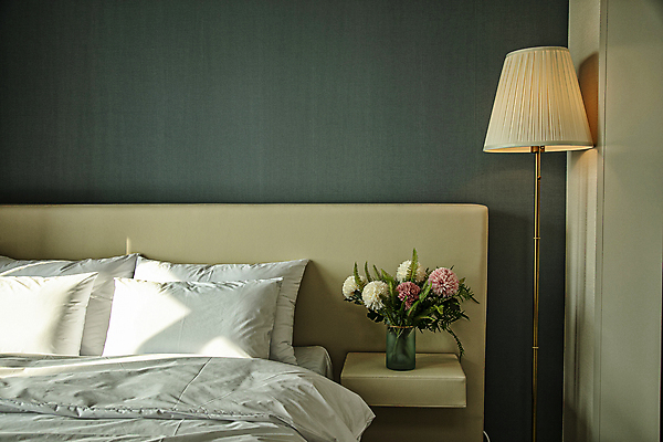 포토 JPG 꽃 여유 베개 휴식 실내 풍경 사람없음 햇빛 꽃병 고요 침실 이불 침대 스탠드 국내포토 식물 감정 가구 컨셉 침구 조명 내부 태양 파일형식