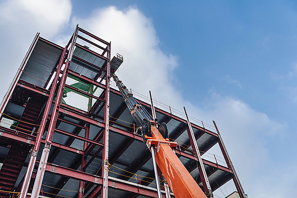 포토 JPG 주간 구름 로우앵글 하늘 공사 안전 사람없음 야외 건물 건설현장 중장비 올리기 사다리차 작업대 철근구조물 하남 국내포토 자연요소 건축물 뷰포인트 모션 자동차 건설업 산업장비 구조물 경기도 파일형식