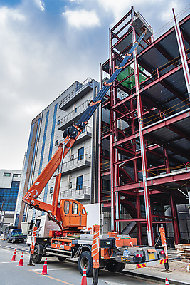 포토 JPG 주간 구름 하늘 공사 안전 사람없음 야외 건물 건설현장 중장비 올리기 사다리차 작업대 철근구조물 칼라콘 하남 국내포토 자연요소 건축물 모션 자동차 건설업 산업장비 구조물 안전장비 경기도 파일형식