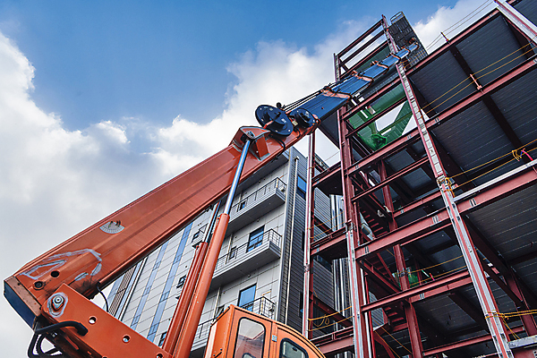 포토 JPG 주간 구름 로우앵글 하늘 공사 안전 사람없음 야외 건물 건설현장 중장비 올리기 사다리차 작업대 철근구조물 하남 국내포토 자연요소 건축물 뷰포인트 모션 자동차 건설업 산업장비 구조물 경기도 파일형식