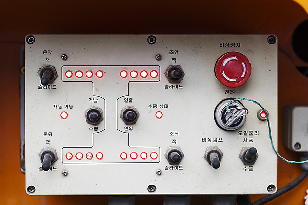 포토 JPG 주간 버튼 열쇠 공사 안전 사람없음 야외 장비 중장비 사다리차 조종장치 컨트롤 하남 국내포토 자연요소 자동차 건설업 산업장비 경기도 파일형식