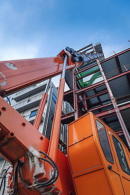 포토 JPG 주간 로우앵글 하늘 공사 안전 사람없음 야외 건물 건설현장 중장비 올리기 사다리차 작업대 철근구조물 하남 국내포토 자연요소 건축물 뷰포인트 모션 자동차 건설업 산업장비 구조물 경기도 파일형식