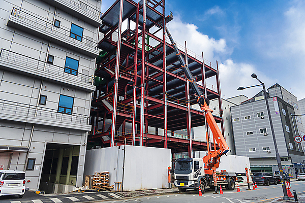 포토 JPG 주간 구름 가로등 자동차 하늘 공사 안전 사람없음 야외 건물 건설현장 중장비 올리기 사다리차 작업대 철근구조물 칼라콘 하남 국내포토 자연요소 건축물 공공시설 육상교통 모션 건설업 산업장비 구조물 안전장비 경기도 파일형식