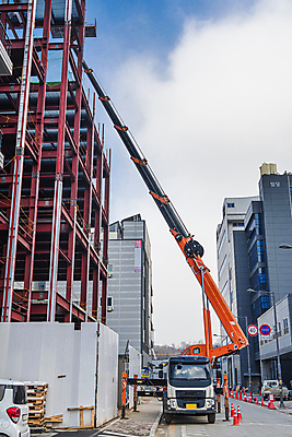포토 JPG 주간 구름 하늘 공사 안전 사람없음 야외 건물 건설현장 중장비 올리기 사다리차 작업대 철근구조물 칼라콘 하남 국내포토 자연요소 건축물 모션 자동차 건설업 산업장비 구조물 안전장비 경기도 파일형식