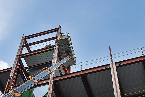 포토 JPG 주간 구름 로우앵글 하늘 공사 안전 사람없음 야외 건물 건설현장 중장비 올리기 사다리차 작업대 철근구조물 하남 국내포토 자연요소 건축물 뷰포인트 모션 자동차 건설업 산업장비 구조물 경기도 파일형식