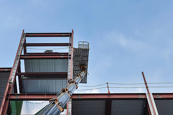 포토 JPG 주간 구름 로우앵글 하늘 공사 안전 사람없음 야외 건물 건설현장 중장비 사다리차 작업대 철근구조물 하남 국내포토 자연요소 건축물 뷰포인트 자동차 건설업 산업장비 구조물 경기도 파일형식