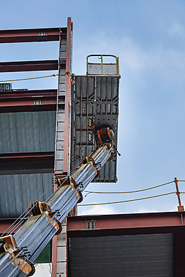 포토 JPG 주간 구름 로우앵글 하늘 공사 안전 사람없음 야외 건물 건설현장 중장비 올리기 사다리차 작업대 철근구조물 하남 국내포토 자연요소 건축물 뷰포인트 모션 자동차 건설업 산업장비 구조물 경기도 파일형식