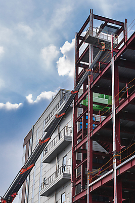 포토 JPG 주간 구름 로우앵글 하늘 공사 안전 사람없음 야외 건물 건설현장 중장비 올리기 사다리차 작업대 철근구조물 하남 국내포토 자연요소 건축물 뷰포인트 모션 자동차 건설업 산업장비 구조물 경기도 파일형식
