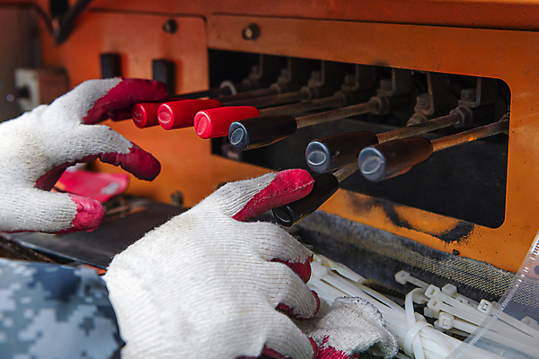 포토 JPG 주간 손 버튼 공사 안전 야외 신체부위 운전 중장비 누름 목장갑 사다리차 작동 조종장치 하남 국내포토 자연요소 장갑 모션 자동차 건설업 사람 장비 산업장비 경기도 파일형식
