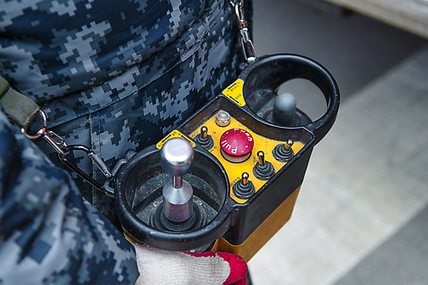 포토 JPG 주간 남자 40대 중년 공사 한명 들기 안전 상반신 야외 건설현장 한국인 중장비 리모컨 조종장치 중년남자한명만 건설근로자 하남 국내포토 자연요소 직업 1 모션 건설업 사람 동양인 성인 장비 산업장비 경기도 남자한명만 중년남자만 파일형식