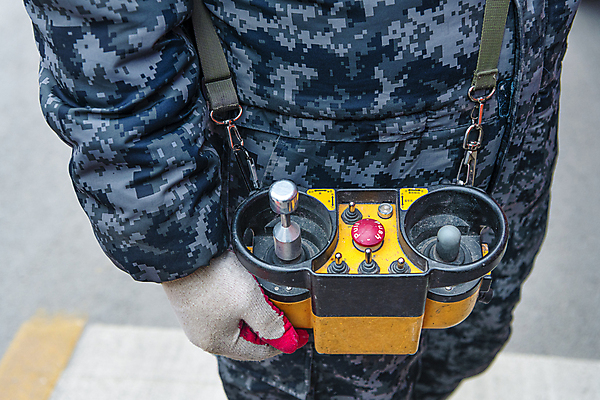 포토 JPG 주간 남자 40대 중년 공사 한명 들기 안전 상반신 야외 옆모습 한국인 잡기 중장비 리모컨 목장갑 조종장치 중년남자한명만 건설근로자 하남 국내포토 자연요소 직업 1 뷰포인트 장갑 모션 건설업 사람 동양인 성인 장비 산업장비 경기도 남자한명만 중년남자만 파일형식