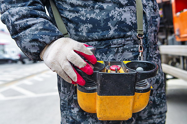포토 JPG 주간 남자 40대 중년 공사 한명 들기 안전 상반신 야외 옆모습 아웃포커스 건설현장 한국인 중장비 목장갑 사다리차 조종장치 중년남자한명만 건설근로자 하남 국내포토 자연요소 직업 1 뷰포인트 장갑 모션 자동차 건설업 촬영기법 사람 동양인 성인 장비 산업장비 경기도 남자한명만 중년남자만 파일형식