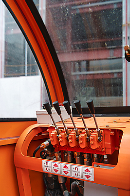 포토 JPG 주간 버튼 안전 사람없음 야외 건설현장 중장비 사다리차 차량내부 컨트롤 하남 국내포토 자연요소 자동차 건설업 내부 산업장비 경기도 파일형식