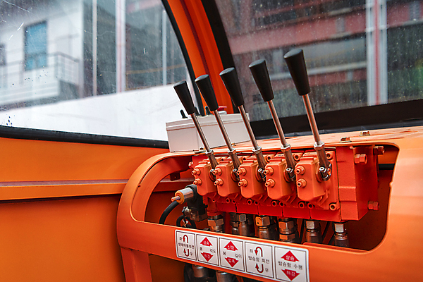 포토 JPG 주간 버튼 안전 사람없음 야외 건물 아웃포커스 건설현장 중장비 사다리차 차량내부 컨트롤 하남 국내포토 자연요소 건축물 자동차 건설업 촬영기법 내부 산업장비 경기도 파일형식